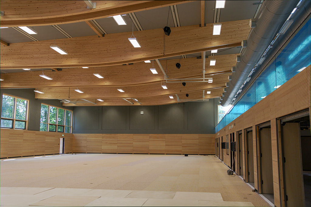 Blick in den Hallenbereich der Doppelsporthalle in Georgensmünd mit Brandschutzbekleidungen von Winkler-Trockenbau