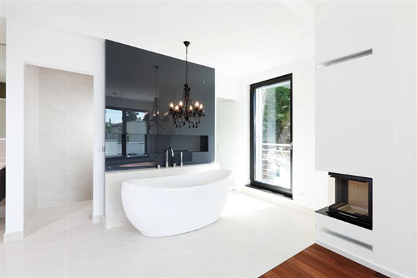 Blick in ein modernes Badezimmer mit freistehender Badewanne mit Wandsystem