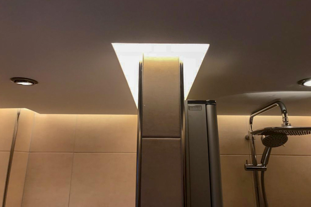 Detailansicht auf die indirekte Deckenbeleuchtung in einem Badezimmer