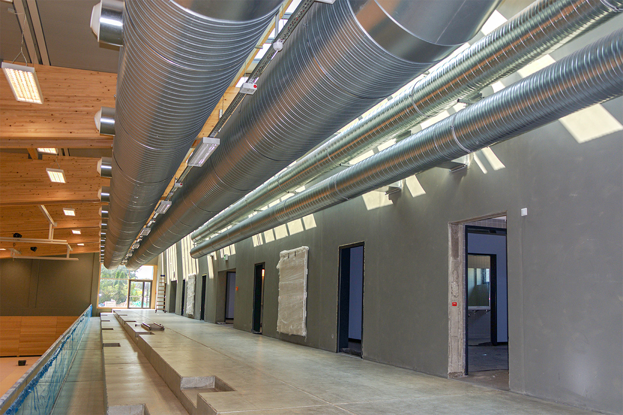 Blick auf die zementgebundene Wandbekleidung im Hallenbereich der Doppelsporthalle Gemeinde Georgensgmünd