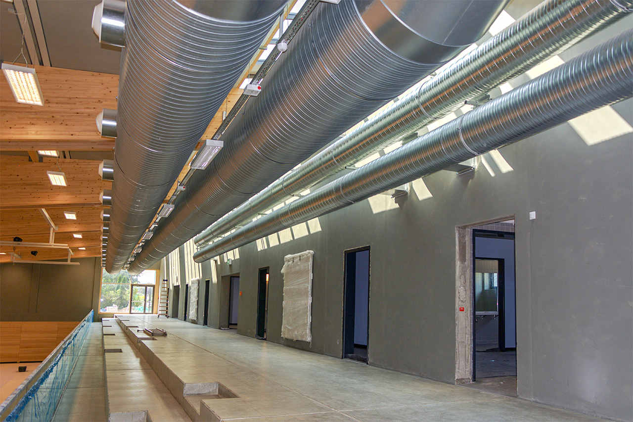 Blick auf die zementgebundene Wandbekleidung im Hallenbereich der Doppelsporthalle Gemeinde Georgensgmünd